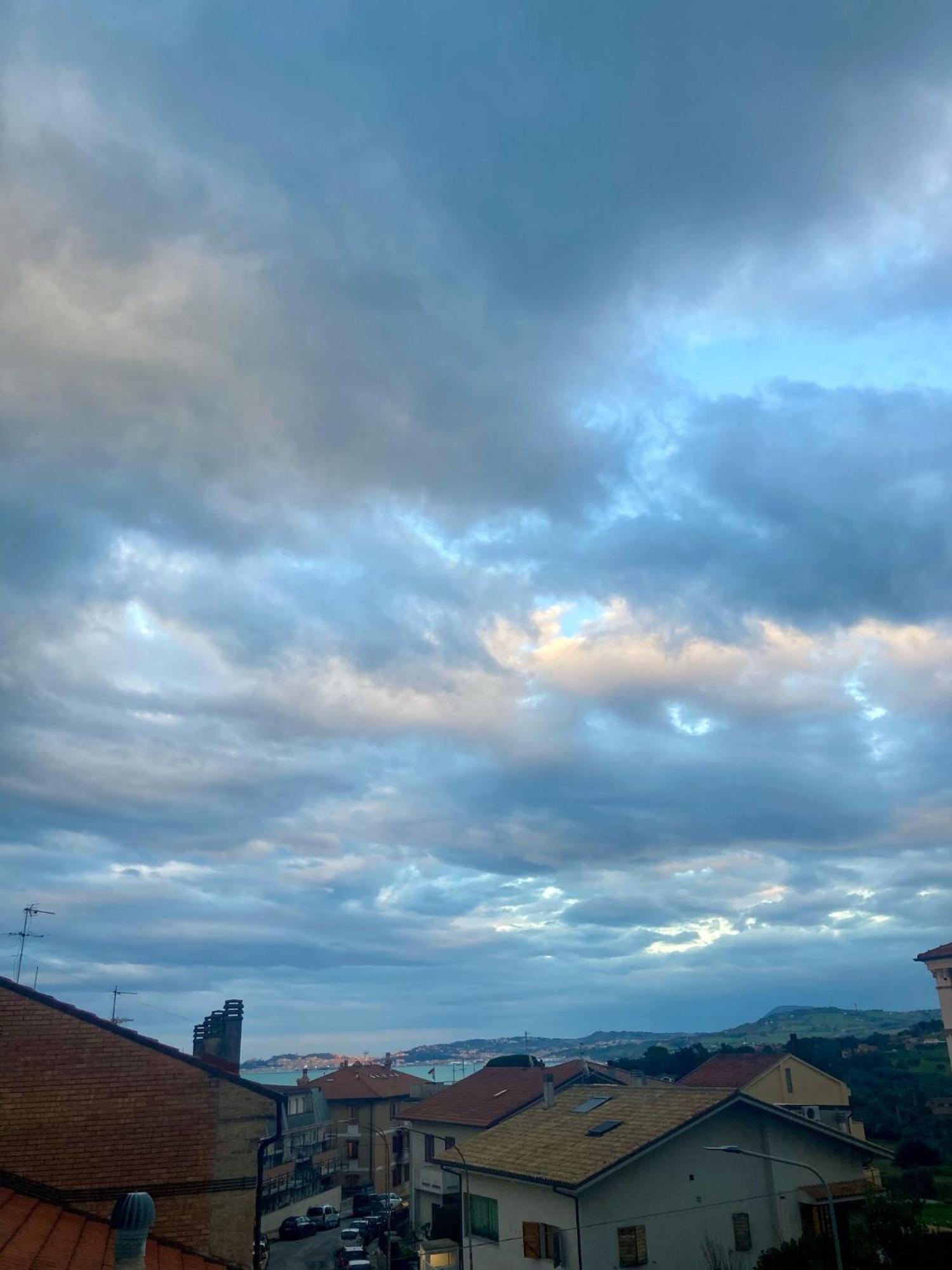 B&B Residenza Leonardo Falconara Marittima Luaran gambar