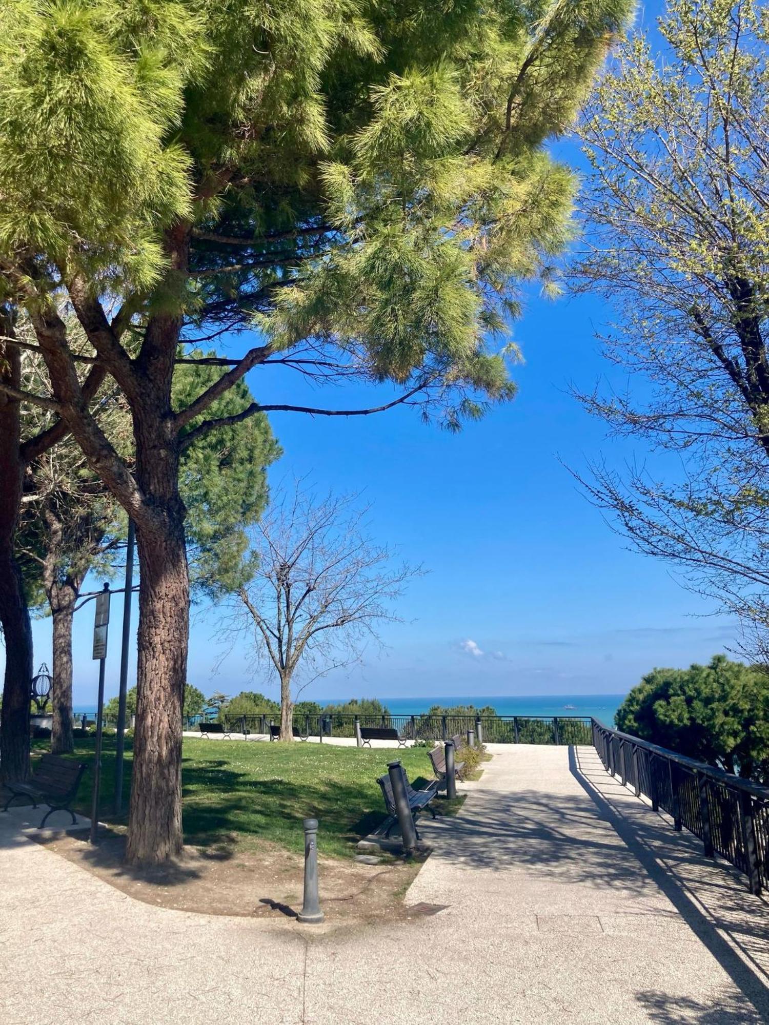 B&B Residenza Leonardo Falconara Marittima Luaran gambar